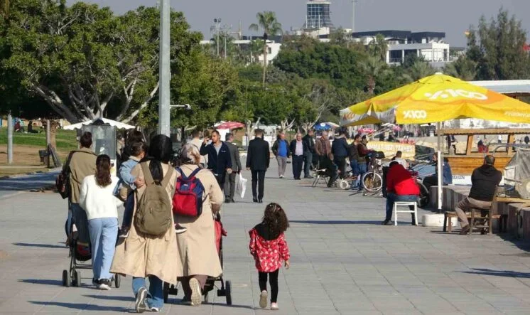 MERSİN'DE PASTIRMA YAZI: TÜRKİYE'NİN EN SICAK İLLERİ ARASINDA İLK SIRLARDA YER ALDI SON 5 GÜNDE AKDENİZ BÖLGESİNDE YER ALAN İLLERDEN MERSİN, ADANA, ANTALYA, KAHRAMANMARAŞ, HATAY VE GAZİANTEP'TE SICAKLIK 20 DERECEYİ AŞTI AYNI GÜNLERDE İSE EN SOĞUK İLLER AĞRI, BİTLİS, ARDAHAN, VAN, ERZURUM VE KARS  OLURKEN BU ŞEHİRLERDE SICAKLIK - 15 İLE - 20 ARASINDAN ÖLÇÜLDÜ
