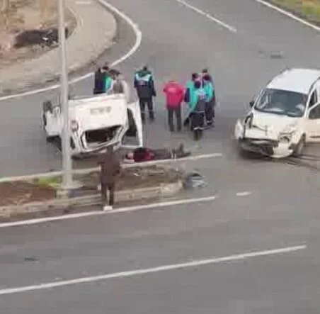 DİYARBAKIR'DA ÇARPIŞAN ARAÇLARDAN BİRİ TERS DÖNDÜ: 2 YARALI