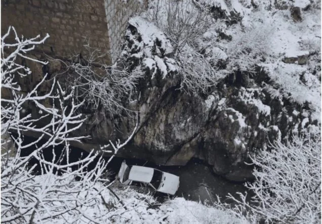 BUZLANMA KAZA GETİRDİ, DEREYE UÇAN OTOMOBİLDEKİ 3 KİŞİ YARALANDI