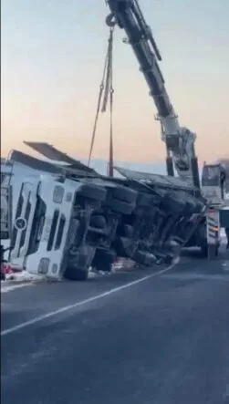 DİYARBAKIR’DA TIR DEVRİLDİ, YOL ULAŞIMA KAPANDI