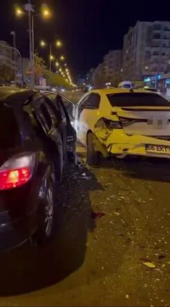 DİYARBAKIR'DA ZİNCİRLEME TRAFİK KAZASI: 3 YARALI