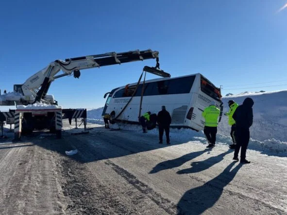 DİYARBAKIR’DA YOLCU OTOBÜSÜ DEVRİLDİ: 6 YARALI