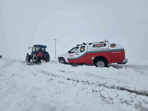 EVDE DOĞUM YAPAN ANNE VE BEBEĞİ, SAATLER SÜREN ÇALIŞMANIN ARDINDAN KURTARILDI KAR VE TİPİYE RAĞMEN HAYATA ULAŞAN DOĞUM