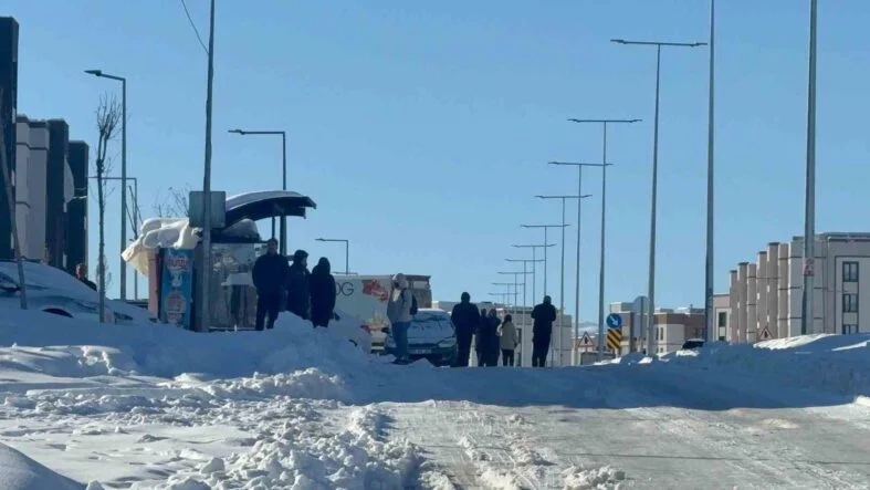 DİYARBAKIR'DA KAR ÇİLESİ DEVAM EDİYOR