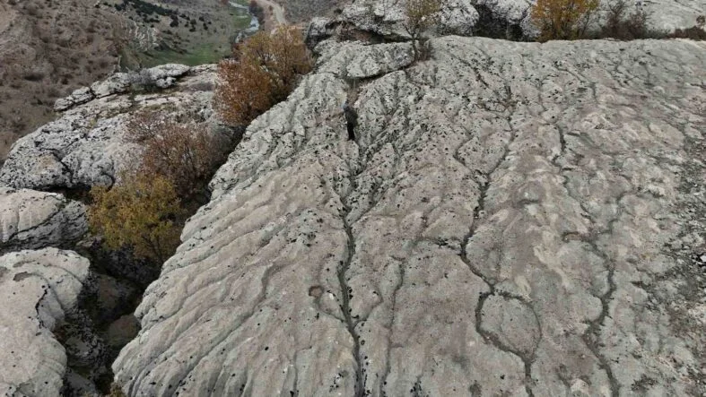 YAKLAŞIK 20 BİN YILIN SONUNDA KİMYASAL YÖNDEN AŞINAN TAŞIN ÜZERİNDE SU KOLLARININ MİNYATÜRÜ ORTAYA ÇIKTI