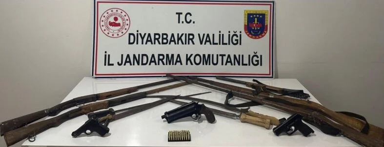 JANDARMA OPERASYONUNDA ÇOK SAYIDA SİLAH VE KAÇAK MALZEME ELE GEÇİRİLDİ