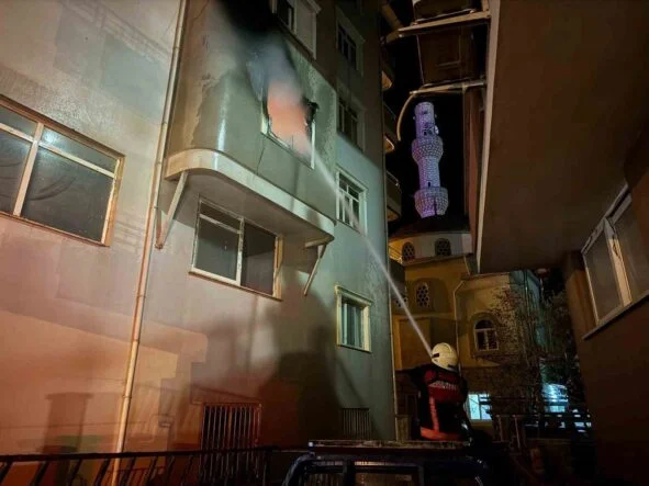 ELEKTRİKLİ SOBA YANGINA NEDEN OLDU: DAİRE ALEV ALEV YANDI SON ANDA ÇOCUKLARINI KURTARDILAR