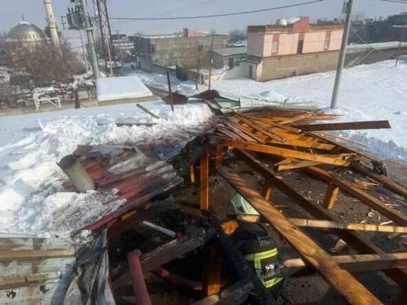 OKULDA SOBADAN ÇIKAN KIVILCIM ÇATIYI TUTUŞTURDU