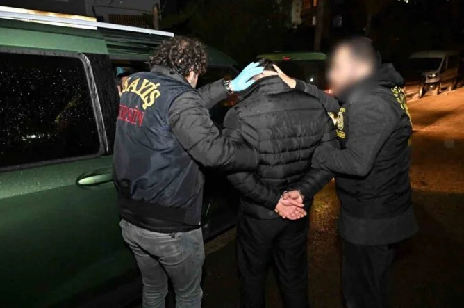 ÖZEL HAREKATLI BASKINDA CİNAYETTEN 27 YIL HAPİS CEZASIYLA ARANAN HÜKÜMLÜ YAKALANDI