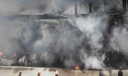 MERSİN'DEKİ PLASTİK HAM MADDE DEPOSUNDA ÇIKAN YANGIN KONTROL ALTINA ALINDI