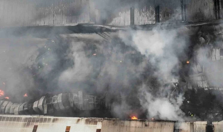 MERSİN'DEKİ PLASTİK HAM MADDE DEPOSUNDA ÇIKAN YANGIN KONTROL ALTINA ALINDI