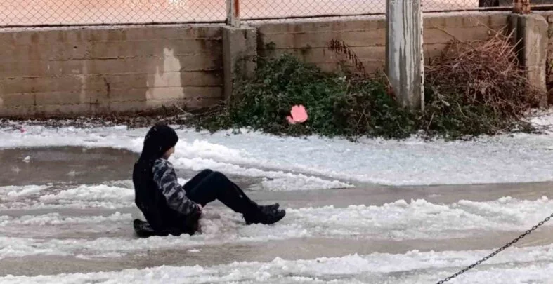 MERSİN'İ DOLU VURDU KENTİN BAZI BÖLGELERİ KISA SÜRELİĞİNE BEYAZA BÜRÜNDÜ