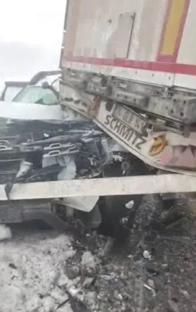 DİYARBAKIR'DA BUZ TUTAN YOLDA ZİNCİRLEME KAZA: 3 YARALI