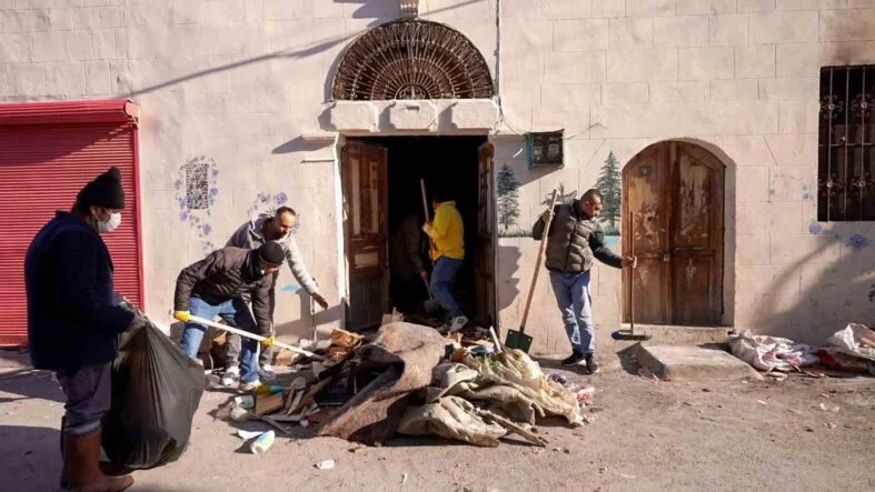 TARSUS’TA KÖTÜ KOKU ŞİKAYETİ ÜZERİNE ADRESE GİDEN EKİPLER, EVDEN 28 KAMYON ATIK ÇIKARDI