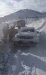 HASTA NAKLİ YAPAN ARAÇ KARDA MAHSUR KALDI