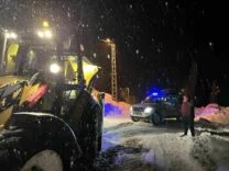 AMBULANS, ÇIĞ NEDENİYLE KAPANAN YOLDA MAHSUR KALDI