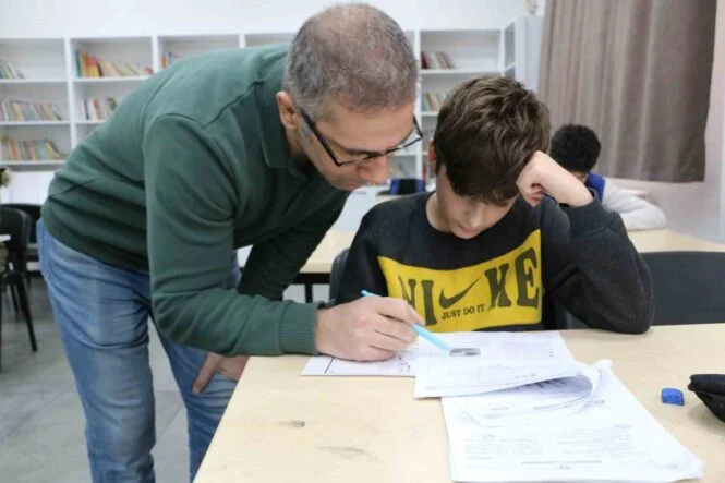 GÖNÜLLÜ ÖĞRETMENLER TATİLDE LGS'YE HAZIRLANAN ÖĞRENCİLERE DESTEK VERİYOR