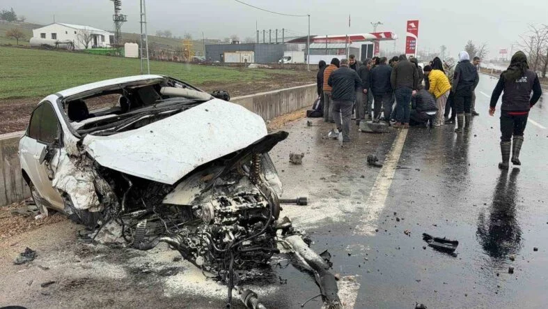 DİYARBAKIR’DA OTOMOBİL YOLDAN ÇIKTI: 2 YARALI