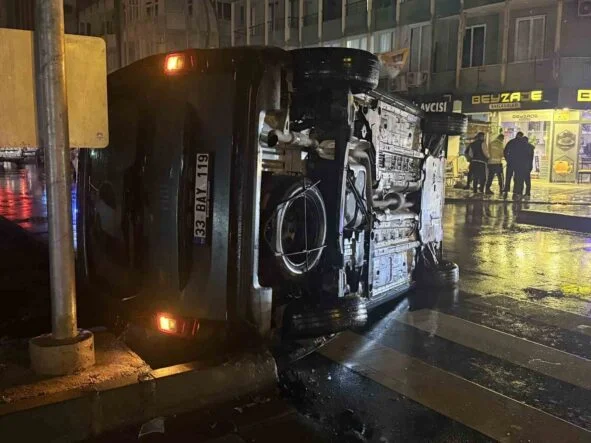 MERSİN'DE TRAFİK KAZASI : 2 YARALI