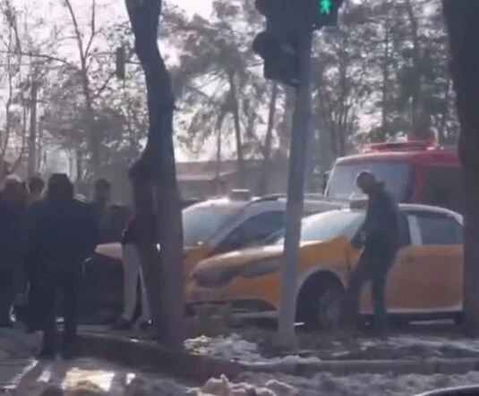 DİYARBAKIR'DA 3 TAKSİ ÇARPIŞTI