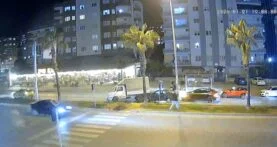 YAYAYA YOL VERMEK İSTERKEN ZİNCİRLEME KAZAYA NEDEN OLDU 4 ARACIN KARIŞTIĞI ZİNCİRLEME KAZA ANI GÜVENLİK KAMERASINA YANSIDI