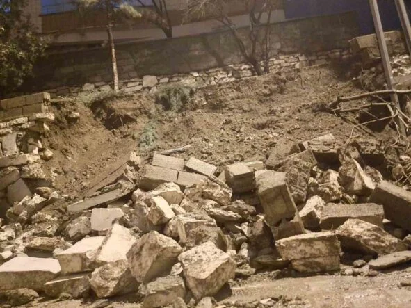 DİYARBAKIR'DA SAĞANAK NEDENİ İLE İSTİNAT DUVARI ÇÖKTÜ