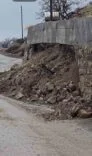 İSTİNAT DUVARI TAZİYE EVİNİN ÜSTÜNE YIKILDI