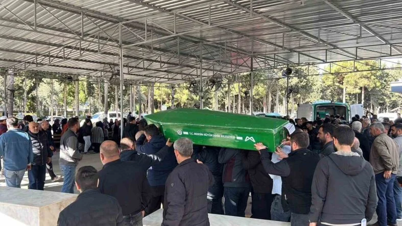 MERSİN'DEKİ KAZADAN ACI HİKAYE: İKİZLERİ ÖLÜM AYIRDI, 3 CENAZE YAN YANA DEFNEDİLDİ