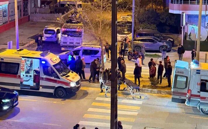 MOTOSİKLETLER ÇARPIŞTI:2 YARALI