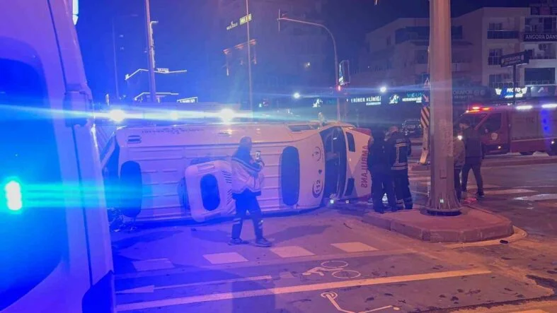 HASTA TAŞIYAN AMBULANSLA OTOMOBİL ÇARPIŞTI: 4 YARALI MERSİN’DE ENTÜBE EDİLMİŞ HASTA TAŞIYAN AMBULANSIN OTOMOBİLLE ÇARPIŞMASI SONUCU MEYDANA GELEN KAZADA 4 KİŞİ YARALANDI