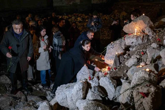 KAHRAMANMARAŞ DEPREMLERİNİN 3. YIL DÖNÜMÜNDE HAYATINI KAYBEDENLER SAAT 04.17'DE ANILDI