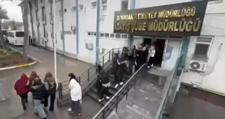 MASAJ SALONU GÖRÜNÜMLÜ FUHUŞ AĞINA 'KADRAJ' OPERASYONU: 12 TUTUKLAMA