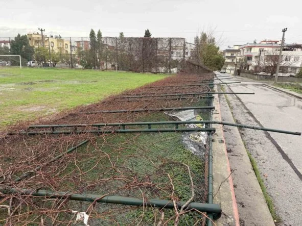 TARSUS’TA YAĞMUR VE FIRTINA ETKİLİ OLDU, SERALAR ZARAR GÖRDÜ