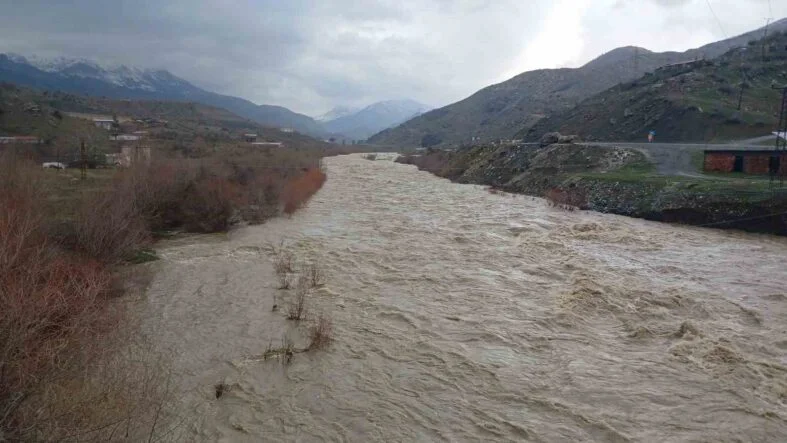 KULP ÇAYI TAŞTI: YAĞIŞ VE KAR ERİMESİYLE DEBİ REKOR SEVİYEYE ÇIKTI