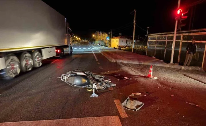 MERSİN'DE KAMYONET İLE MOTOSİKLET ÇARPIŞTI: 1 ÖLÜ