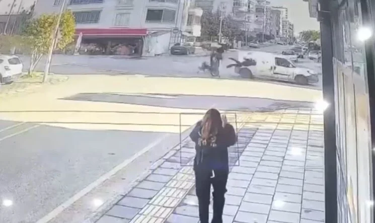 ERDEMLİ’DE FECİ MOTOSİKLET KAZASI: GENÇ SÜRÜCÜ HAYATINI KAYBETTİ KAZA ANI KAMERADA