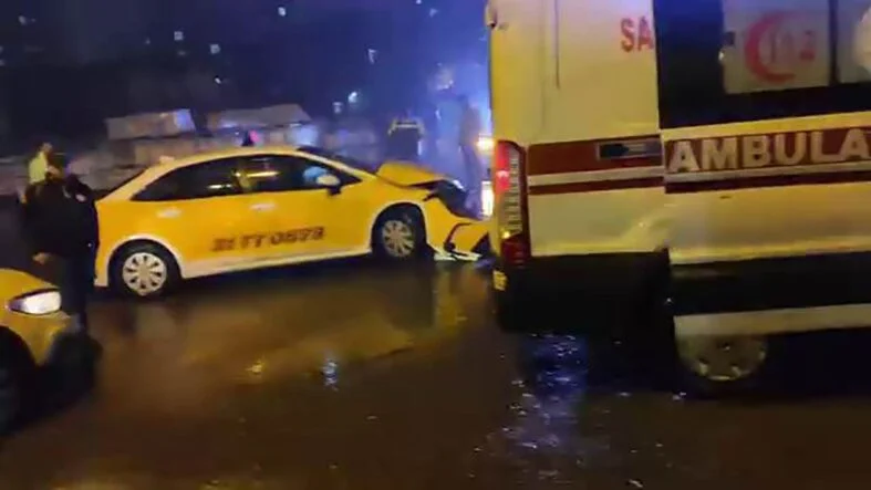 DİYARBAKIR’DA TİCARİ TAKSİ İLE YOLCU MİNİBÜSÜ ÇARPIŞTI: 3 YARALI