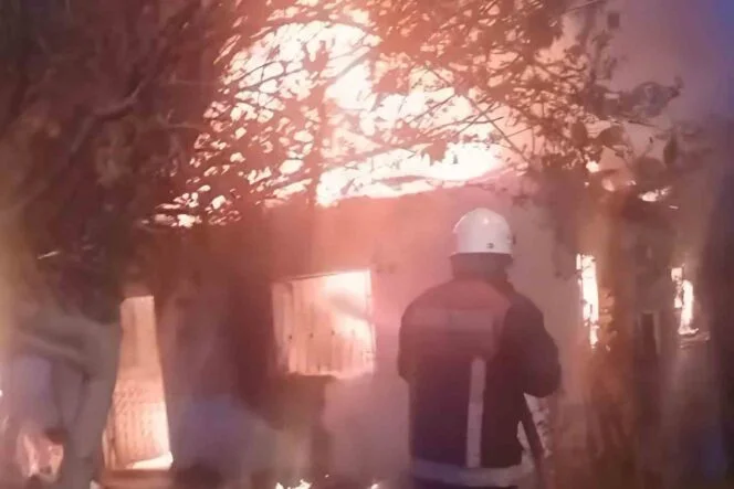 SOBADAN ÇIKAN YANGIN EVİ KÜL ETTİ