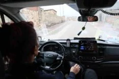 DİYARBAKIR'IN TEK KADIN AMBULANS ŞOFÖRÜ 5 YILDIR HAYAT KURTARMAK İÇİN ZAMANLA YARIŞIYOR AMBULANSIN ARKA KABİNİNDEN SÜRÜCÜ KOLTUĞUNA: ONU GÖREN DÖNÜP BİR DAHA BAKIYOR HEMCİNSİ '10 YIL BOYUNCA DAMAR YOLU AÇTIN, ŞİMDİDE ÇEVRE YOLUNU MU AÇACAKSIN' DEDİ, 5 YILDIR AMBULANS ŞOFÖRLÜĞÜ YAPIYOR