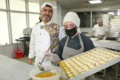 ERKEK HEGEMONYASINA KADIN ELİ DEĞDİ DİYARBAKIR'DA DAHA ÇOK ERKEKLERİN ÇALIŞTIĞI TATLI İMALATINDA KADINLAR DA YER ALMAYA BAŞLADI