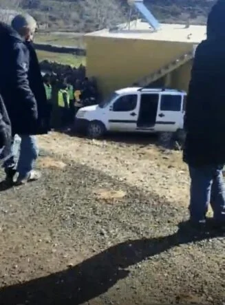 DİYARBAKIR'DA ARAÇ EVİN DUVARINA ÇARPTI: 2 YARALI
