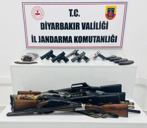 DİYARBAKIR'DA JANDARMA OPERASYONLARINDA ÇOK SAYIDA SİLAH VE APARATI ELE GEÇİRİLDİ