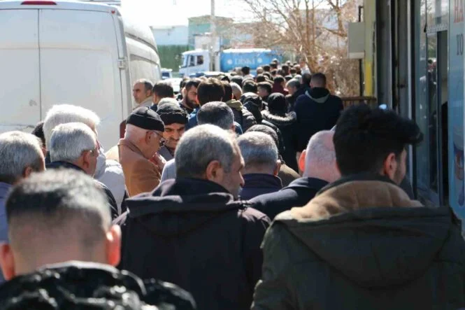 DİYARBAKIR'DA 'APP PLAKA' KUYRUĞU