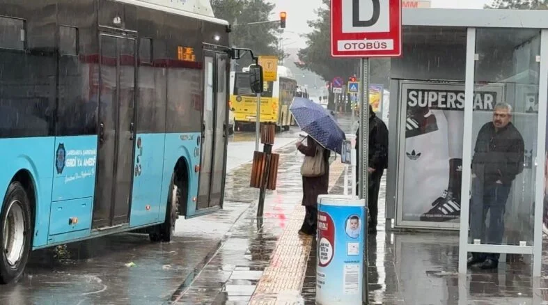 DİYARBAKIR’DA SAĞANAK YAĞIŞ HAYATI OLUMSUZ ETKİLEDİ
