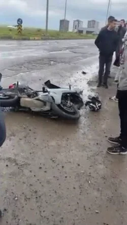 DİYARBAKIR’DA MOTOSİKLET İLE HAFİF TİCARİ ARAÇ ÇARPIŞTI: 1 YARALI