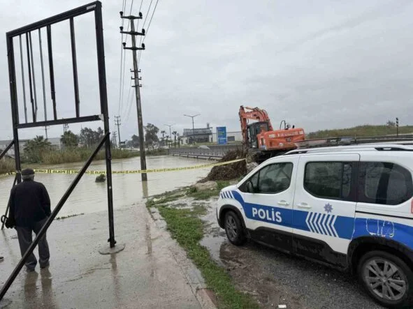 BERDAN IRMAĞI'NDA ALARM, SU SEVİYESİ KÖPRÜYE DAYANDI