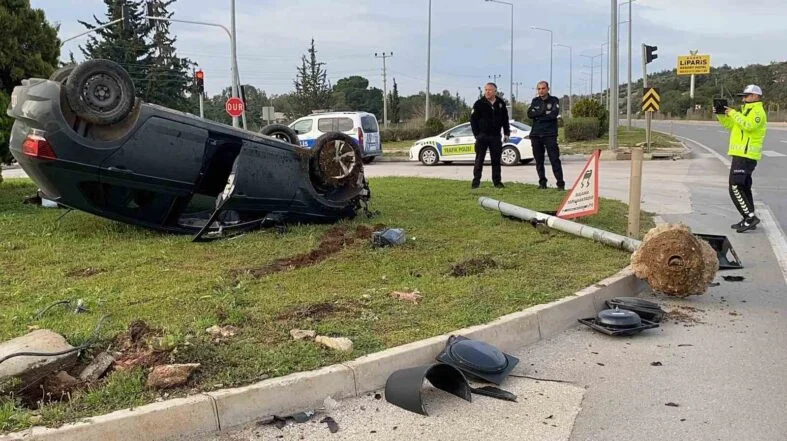 OTOMOBİL 2 DİREK DEVİRİP TERS DÖNDÜ, ARAÇTAKİLER YARALA ALMADAN KURTULDU