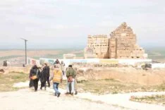 ZERZEVAN KALESİ YAĞIŞLI HAVAYA RAĞMEN BAYRAMDA 13 BİN KİŞİ AĞIRLADI ZERZEVAN KALESİNİN EN HASSAS NOKTALARINDA KADINLAR ÇALIŞIYOR 35 KADINDAN ZERZEVAN KALESİNDE TARİHİ DOKUNUŞ