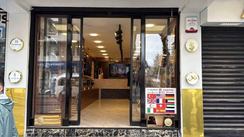 DİYARBAKIR’DA MOTOSİKLETLİ ŞAHISLAR KUYUMCU DÜKKANINI KURŞUNLADI