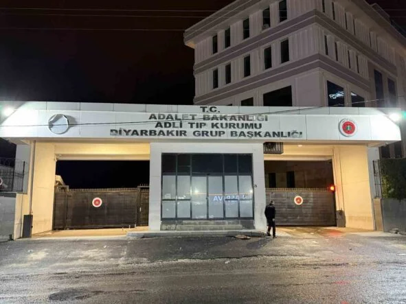 EŞİ İLE UYGUNSUZ ŞEKİLDE YAKALADIĞI ADAMA KURŞUN YAĞDIRDI: 1 ÖLÜ, 1 YARALI
